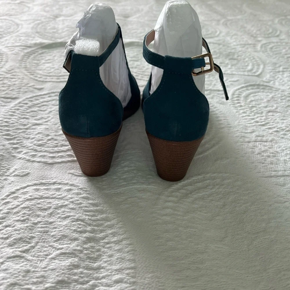 Journey Collection Women Blue Kenzie Comfort Soles, Wedge Sandals, Size 61/2 M .
